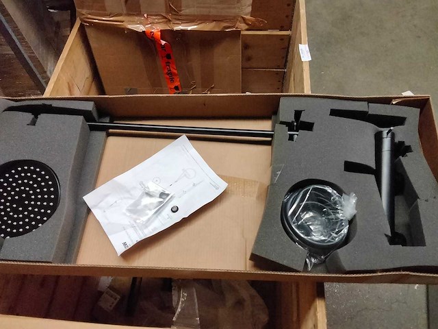 Complete zwarte douche glijstangset met regendouche en handdouche. - afbeelding 1 van  6