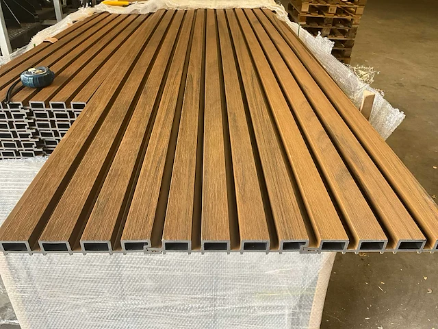 Composiet gevelbekleding rhombusprofiel 2900x219x26 mm (70x) - afbeelding 1 van  8