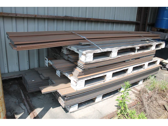 Composiet planken in diverse maten en kleurstellingen op pallet. - afbeelding 1 van  2