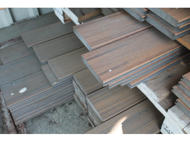 Composiet planken in diverse maten en kleurstellingen op pallet. - afbeelding 2 van  2