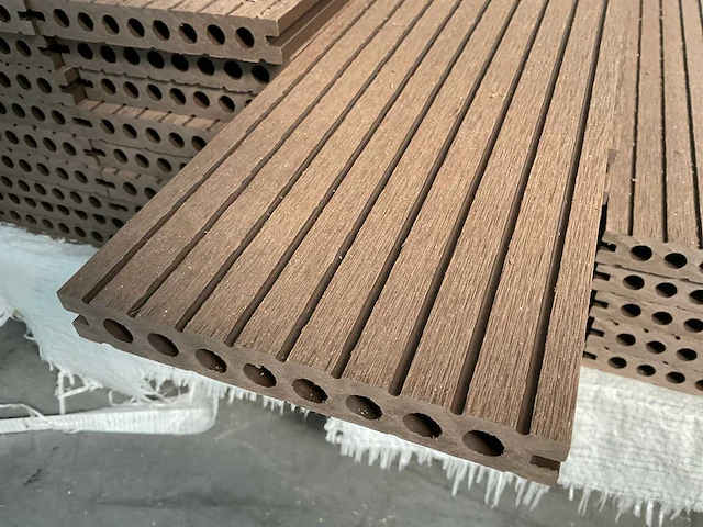 Composiet vlonderplank 2200x145x21mm (192x) - afbeelding 1 van  3