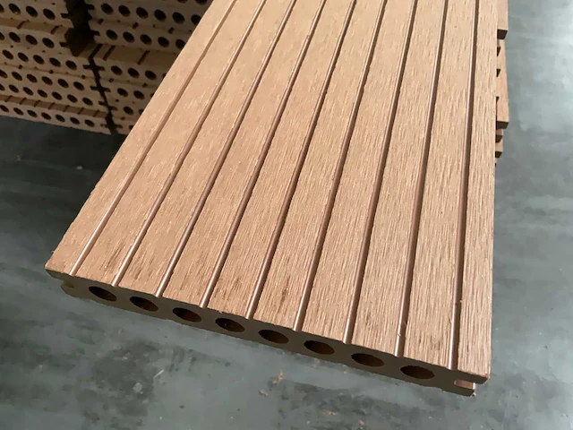 Composiet vlonderplank 2200x145x21mm (205x) - afbeelding 1 van  6