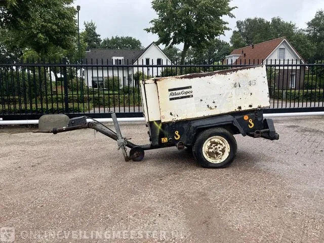 Compressor atlas copco, wit, bouwjaar onbekend - afbeelding 1 van  11