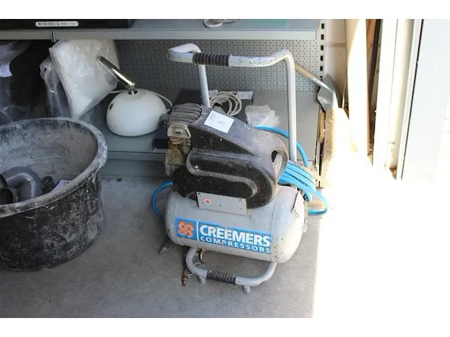 Compressor creemers type mobiel /20n. met luchtslang en diverse spuitmonden. drukmeters defect. - afbeelding 1 van  3