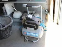 Compressor creemers type mobiel /20n. met luchtslang en diverse spuitmonden. drukmeters defect.