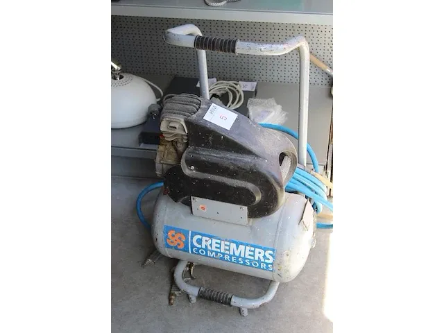 Compressor creemers type mobiel /20n. met luchtslang en diverse spuitmonden. drukmeters defect. - afbeelding 2 van  3