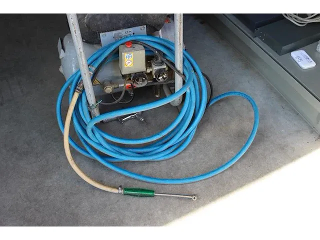 Compressor creemers type mobiel /20n. met luchtslang en diverse spuitmonden. drukmeters defect. - afbeelding 3 van  3