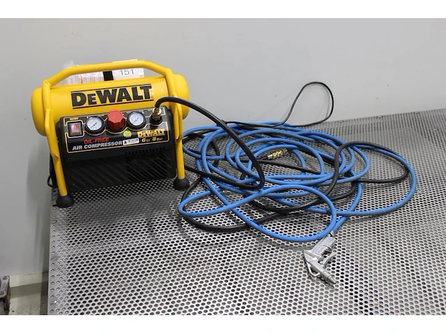 Compressor dewalt dpc6mrc met slangen en spuitmond. - afbeelding 1 van  2