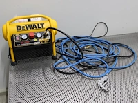 Compressor dewalt dpc6mrc met slangen en spuitmond.