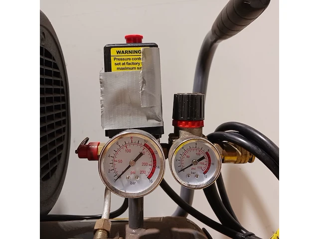 Compressor, haakse slijper en accuboormachine - afbeelding 22 van  27