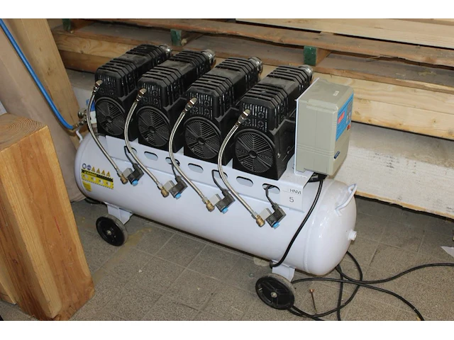 Compressor hbm h130412 120 lt. bouwjaar 2023. - afbeelding 1 van  3