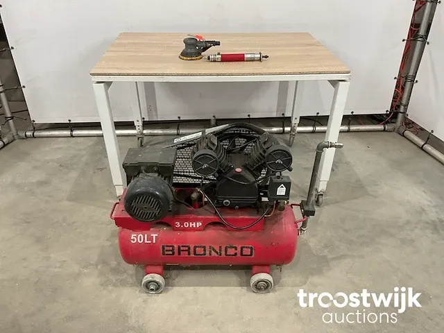 Compressor met pneumatische gereedschappen - afbeelding 1 van  9