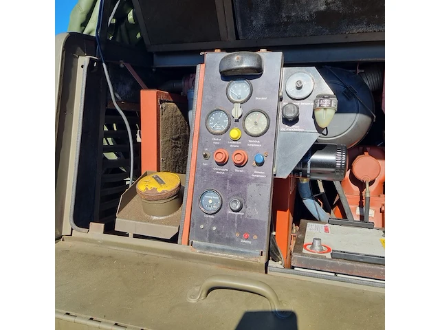 Compressor op aanhanger atlas copco - afbeelding 7 van  15