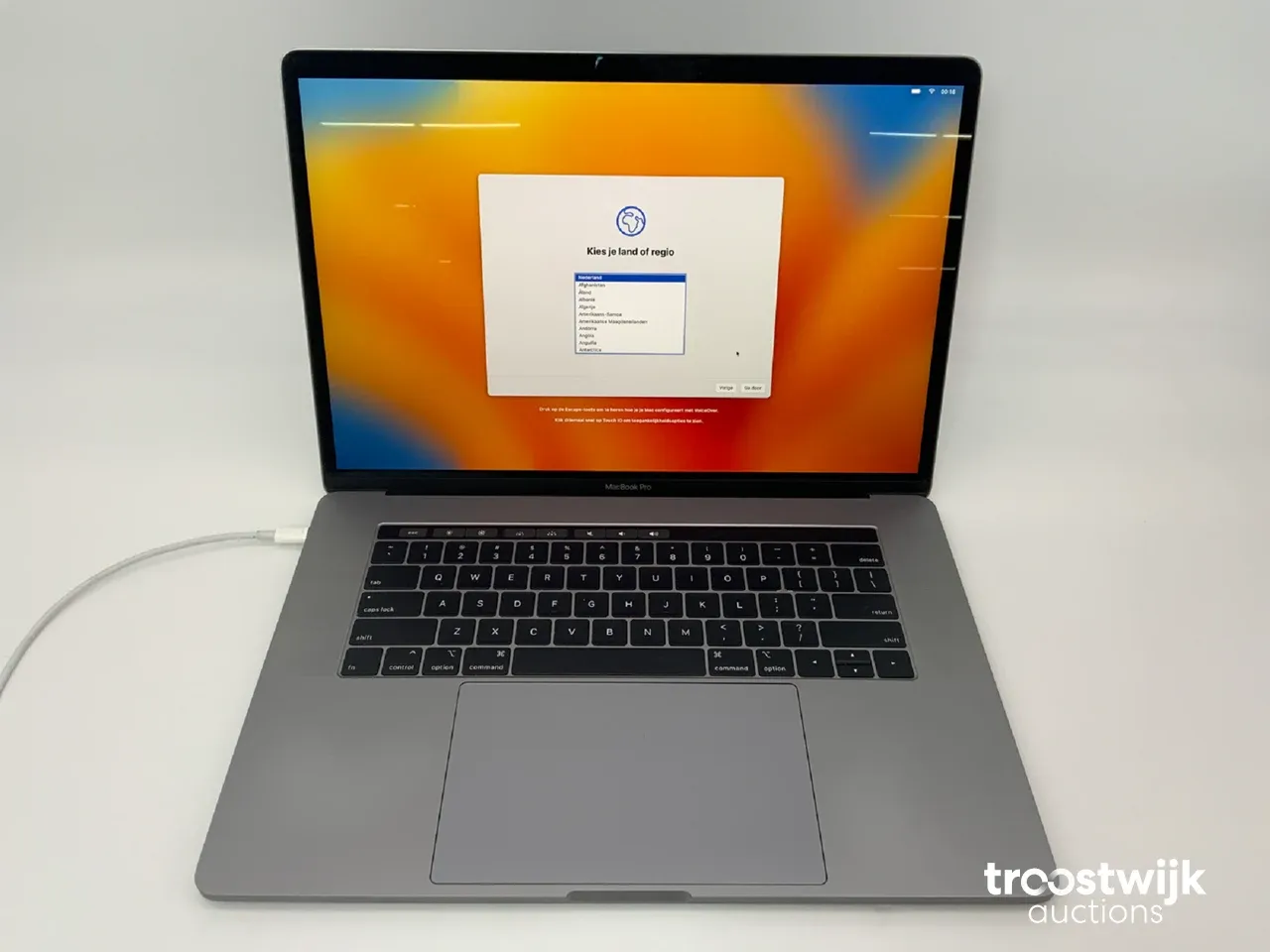 Computers, laptops, printers en accessoires opgeslagen te loon op zand