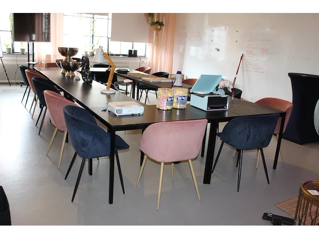 Conferentieopstelling bestaande uit 10 tafels 67 x 110 x 74 cm en 14 gestoffeerde kuipstoelen in 2 kleuren ... - afbeelding 1 van  5