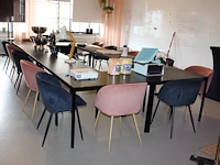 Conferentieopstelling bestaande uit 10 tafels 67 x 110 x 74 cm en 14 gestoffeerde kuipstoelen in 2 kleuren ... - afbeelding 1 van  5