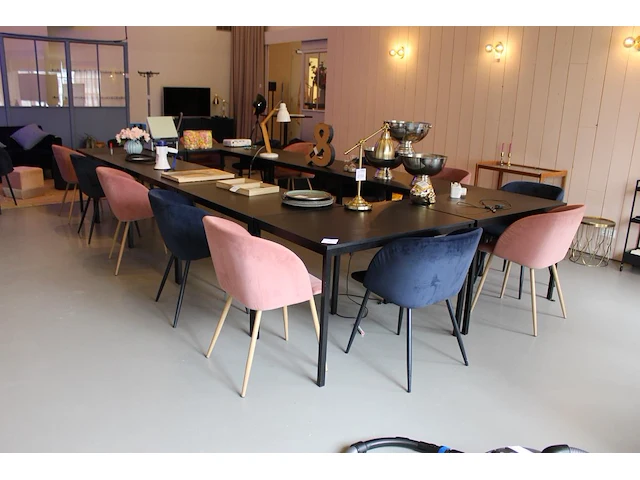 Conferentieopstelling bestaande uit 10 tafels 67 x 110 x 74 cm en 14 gestoffeerde kuipstoelen in 2 kleuren ... - afbeelding 2 van  5