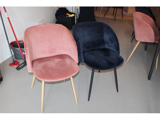 Conferentieopstelling bestaande uit 10 tafels 67 x 110 x 74 cm en 14 gestoffeerde kuipstoelen in 2 kleuren ... - afbeelding 3 van  5