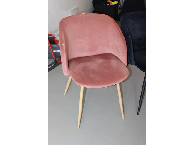 Conferentieopstelling bestaande uit 10 tafels 67 x 110 x 74 cm en 14 gestoffeerde kuipstoelen in 2 kleuren ... - afbeelding 4 van  5