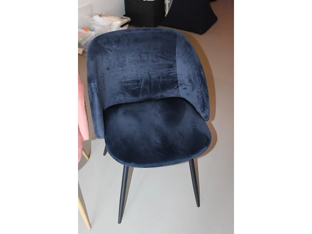 Conferentieopstelling bestaande uit 10 tafels 67 x 110 x 74 cm en 14 gestoffeerde kuipstoelen in 2 kleuren ... - afbeelding 5 van  5