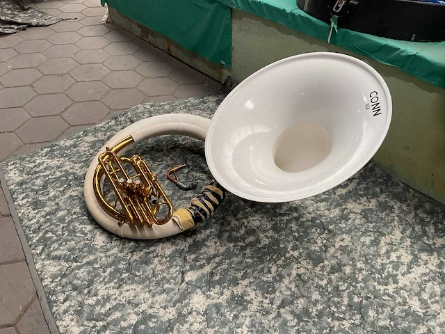 Conn sousaphone - afbeelding 3 van  8