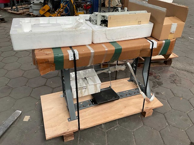 Consew 206rb-5 naaimachine - afbeelding 1 van  8