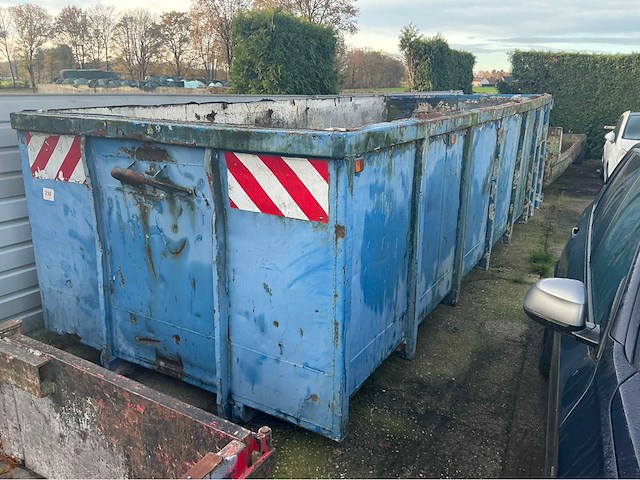 Container blauw met slechte bodem afzet afvalcontainer - afbeelding 1 van  5
