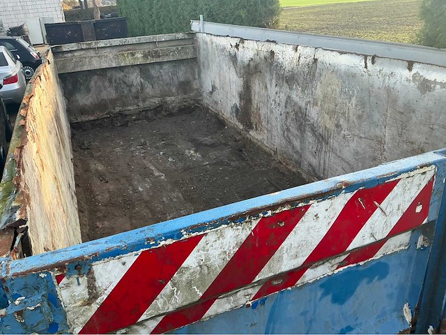 Container blauw met slechte bodem afzet afvalcontainer - afbeelding 4 van  5