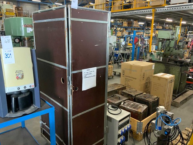 Container met auto accessoires - afbeelding 1 van  3