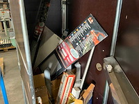 Container met auto accessoires - afbeelding 2 van  3