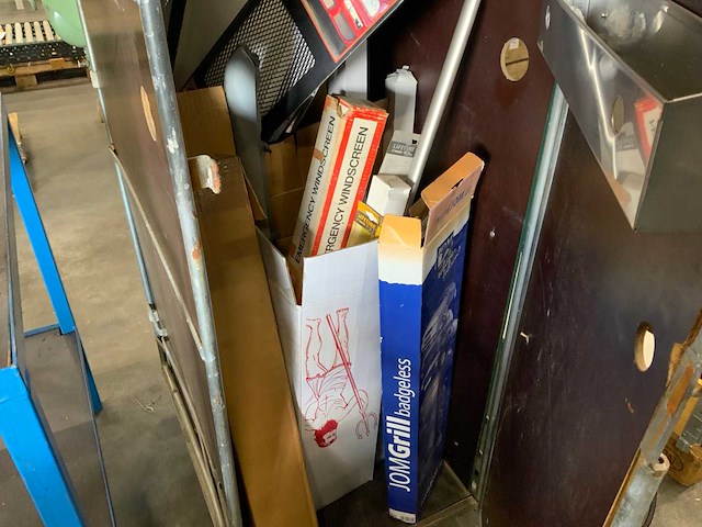 Container met auto accessoires - afbeelding 3 van  3