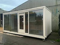 Container unit met glazen wand