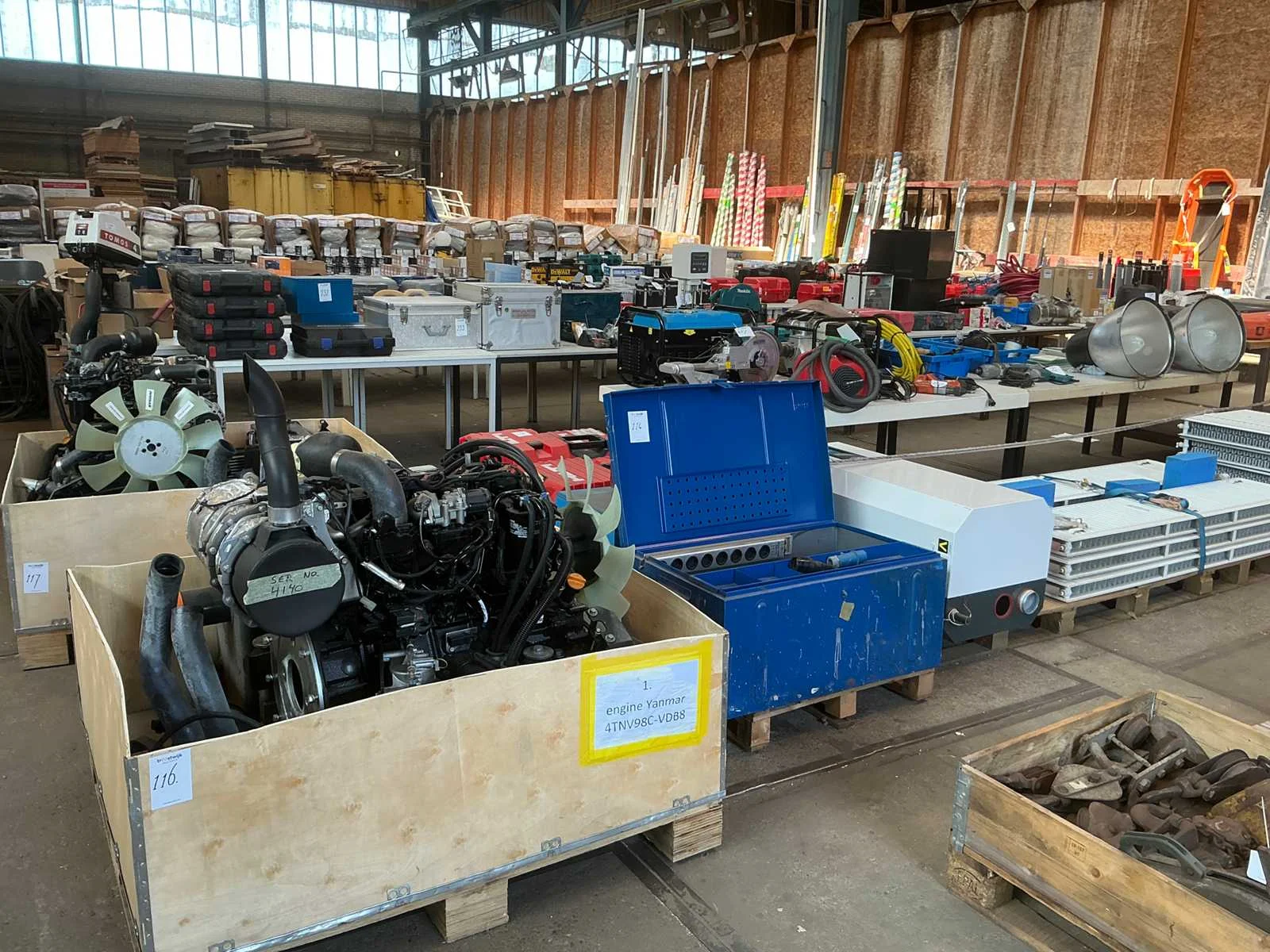 Containers, units, heftrucks, bouwmaterialen, gereedschappen en restpartijen