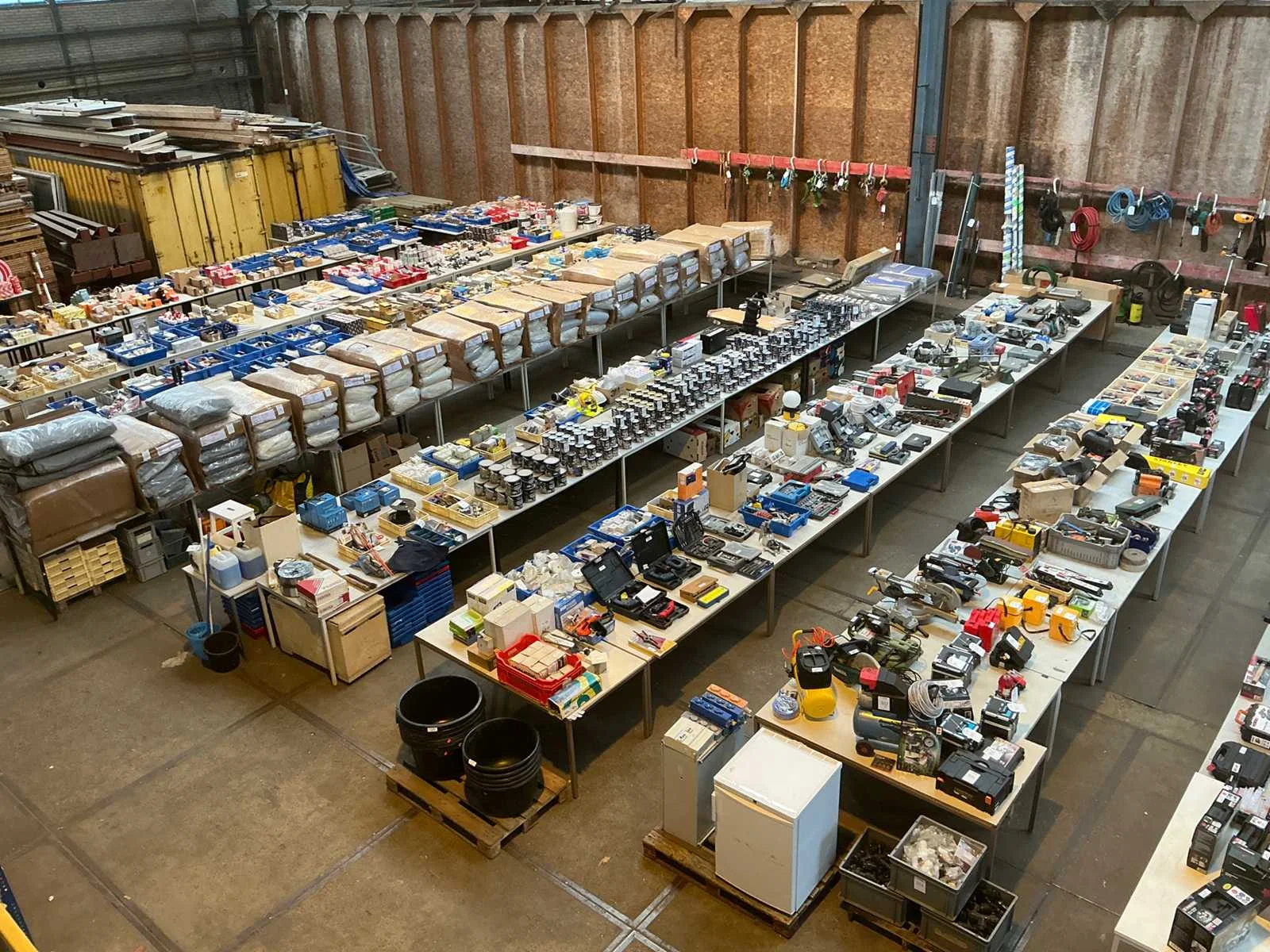Containers, units, heftrucks, bouwmaterialen, gereedschappen en restpartijen
