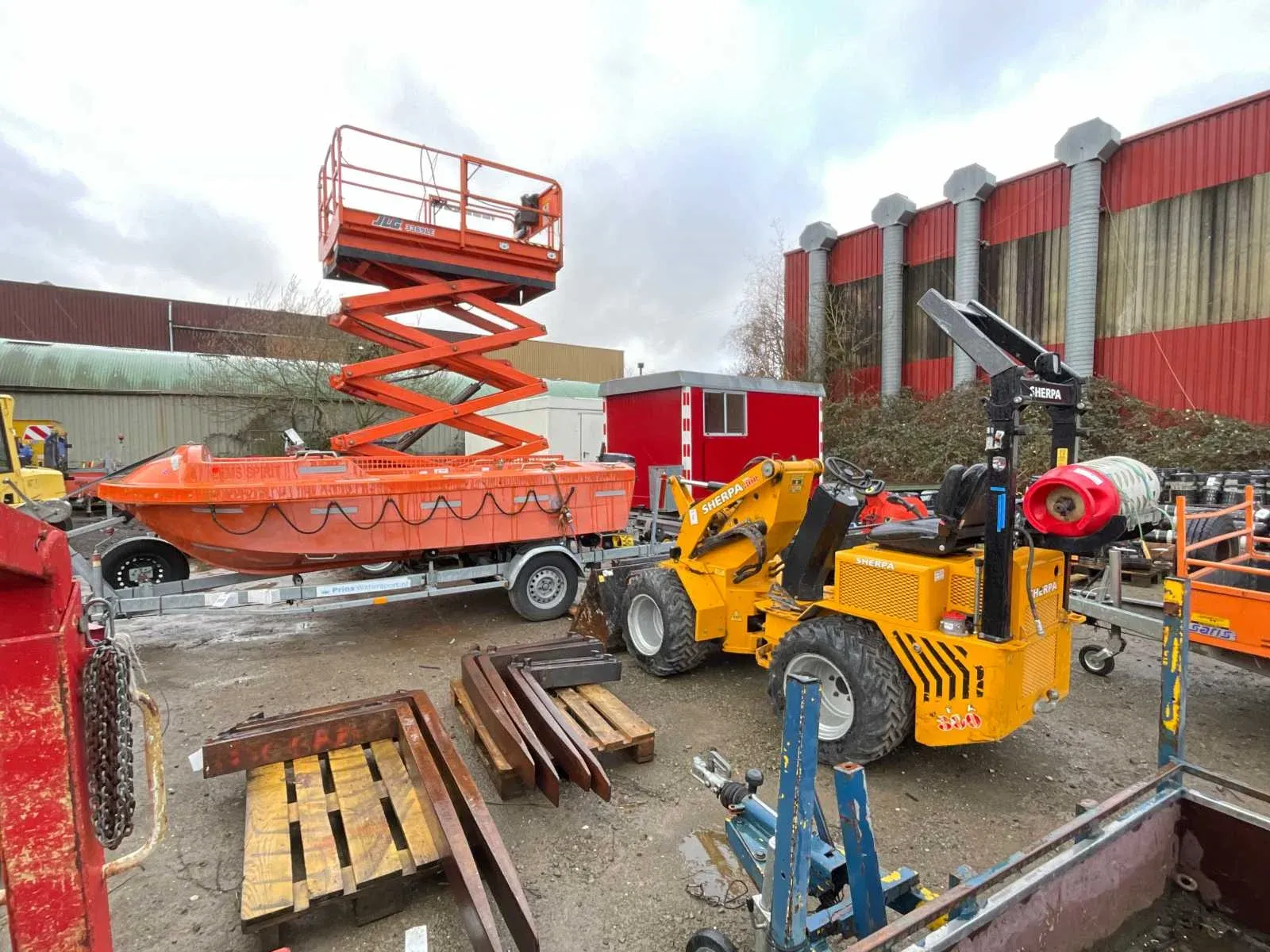 Containers, units, schaft- en aanhangwagens, bouwmaterialen en diverse restpartijen