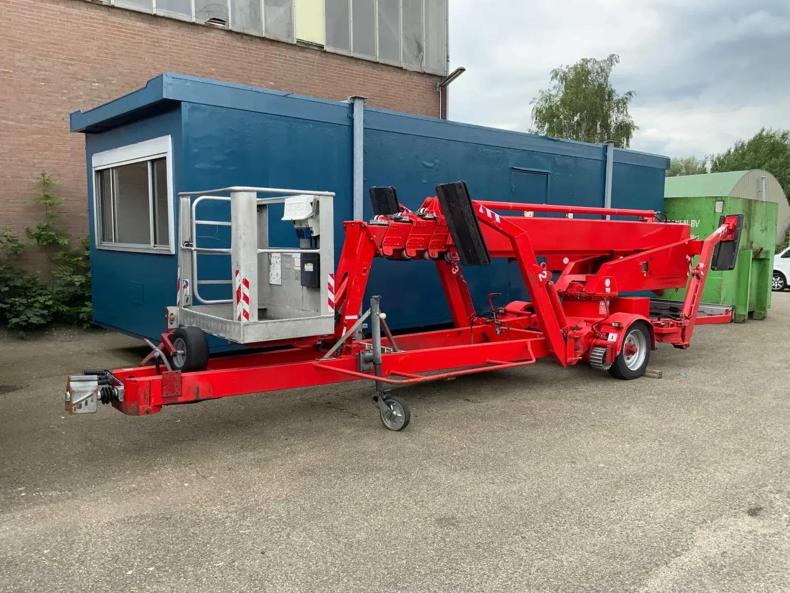 Containers, units, schaft- en aanhangwagens, bouwmaterialen en diverse restpartijen