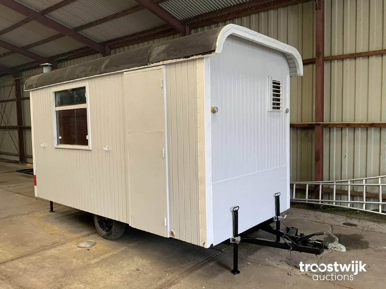 Containers, units, schaft- en aanhangwagens, heftrucks, gereedschappen en partijhandel