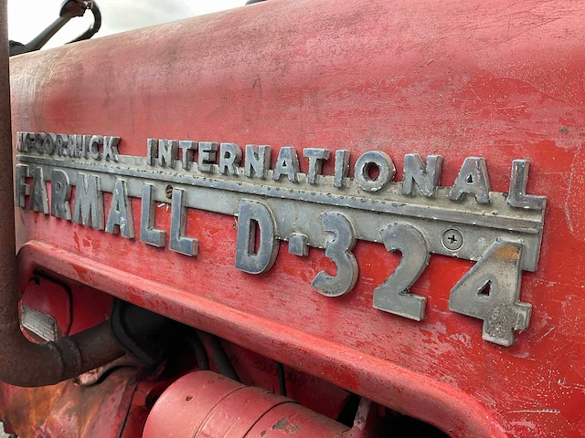 Cormick international farmall d-324 minitractor - afbeelding 10 van  18