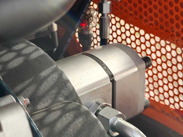 Cougar - 2025 - xt-18u - minigraafmachine met kubota motor d902 - afbeelding 26 van  45