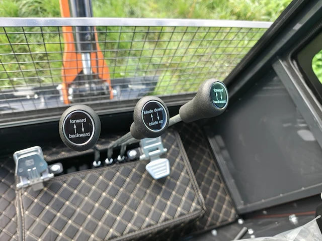 Cougar - 2025 - xt-18u - minigraafmachine met kubota motor d902 - afbeelding 16 van  34