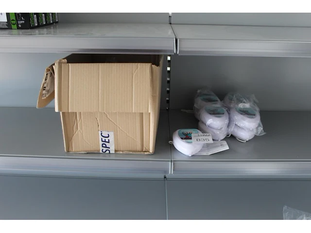 Cpr maskers in kunststof opberg box circa 30 stuks - afbeelding 1 van  3