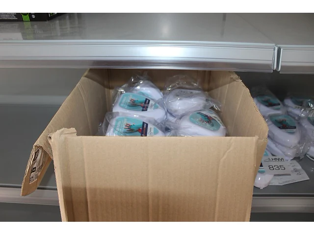 Cpr maskers in kunststof opberg box circa 30 stuks - afbeelding 3 van  3