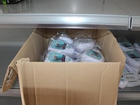 Cpr maskers in kunststof opberg box circa 30 stuks - afbeelding 3 van  3