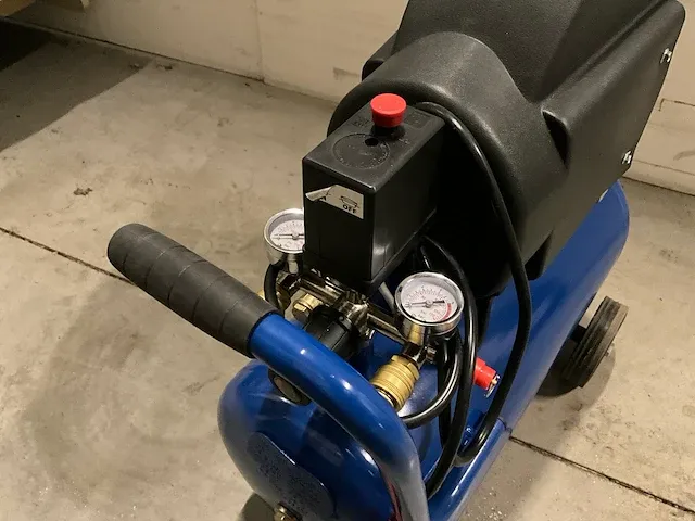 Cramp mobiele luchtcompressor 220 volt 2 hp 25 liter 206l/pm - afbeelding 11 van  11