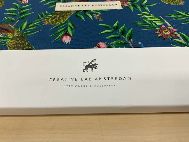 Creative lab amsterdam - passion peacock - laptop sleeve 15/16” (14x) - afbeelding 7 van  7