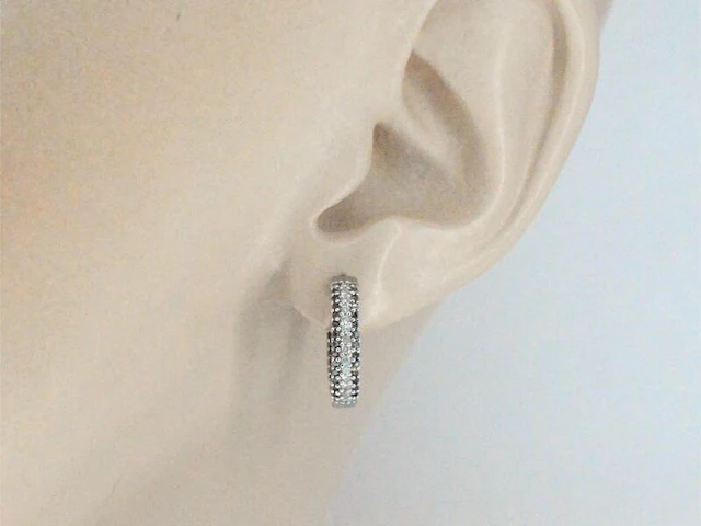 Creolen met witte en zwarte diamanten - afbeelding 2 van  6
