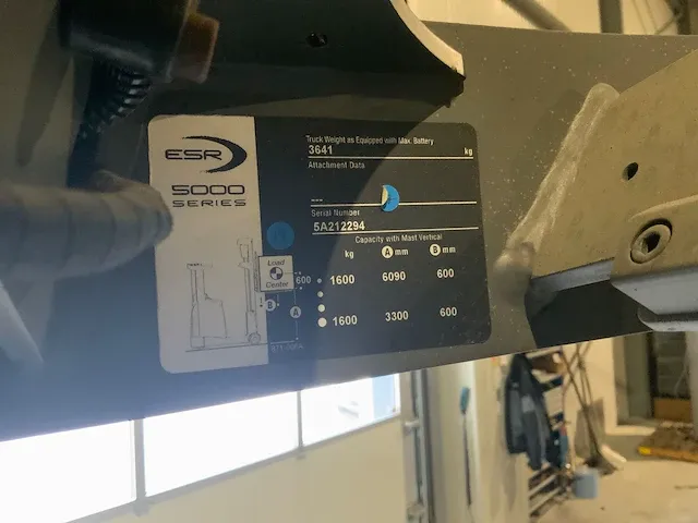 Crown esr reach truck. is momenteel nog in gebruik uren stand zal hierdoor afwijken. - afbeelding 5 van  15