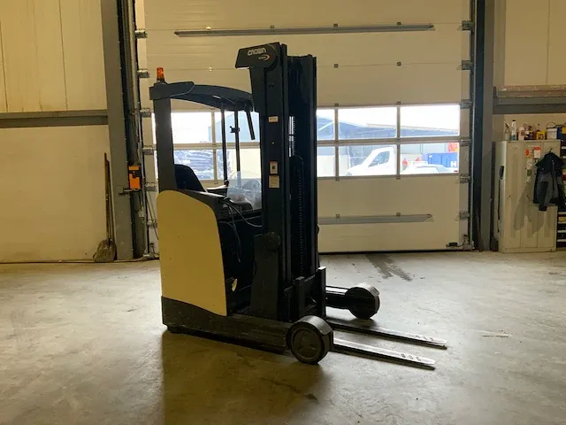 Crown esr reach truck. is momenteel nog in gebruik uren stand zal hierdoor afwijken. - afbeelding 1 van  15