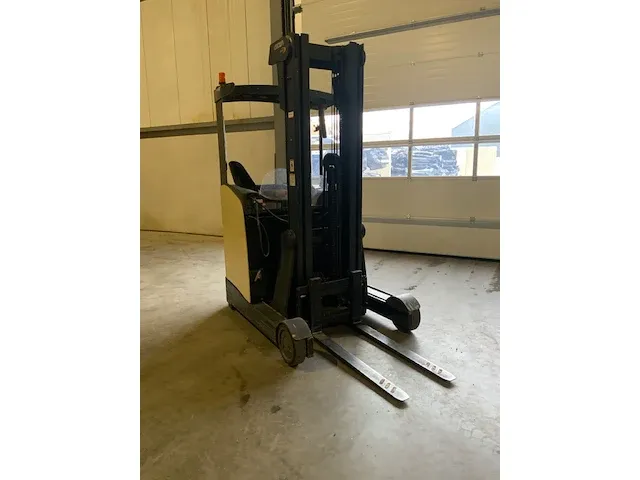 Crown esr reach truck. is momenteel nog in gebruik uren stand zal hierdoor afwijken. - afbeelding 8 van  15