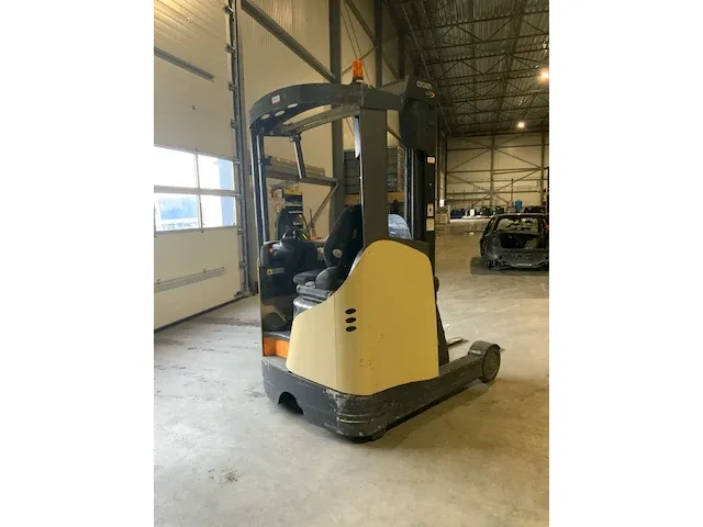 Crown esr reach truck. is momenteel nog in gebruik uren stand zal hierdoor afwijken. - afbeelding 9 van  15